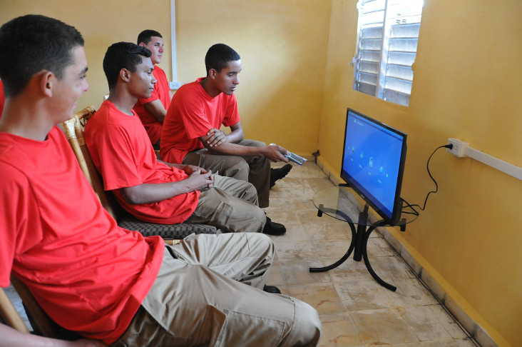 Entre las facilidades a disposición de los soldados está la sala de televisión multipropósito. /Foto: Juan Carlos Dorado