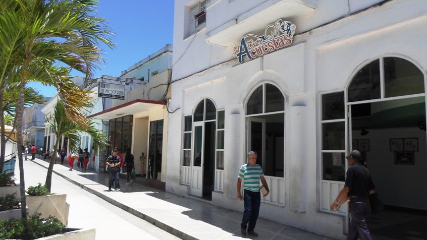 Ubicada en el Bulevar de Cienfuegos, la Sala Teatro A Cuestas sirve de sede al grupo Velas Teatro. / Foto: Roberto Alfonso Lara