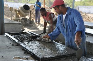 Al decir de Reynaldo Gómez Hermida, en Cienfuegos urge incrementar la producción local de materiales de la construcción. Foto: Efraín Cedeño