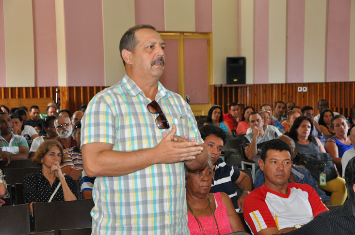 La incorporación de jóvenes a la Unión Nacional de Arquitectos e Ingenieros de la Construcción de Cuba (Unaicc), fue uno de los temas debatidos durante la plenaria de esa organización en Cienfuegos.  / Foto: Efraín Cedeño. 