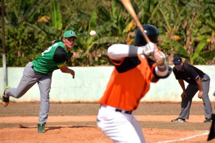 Adrián Bueno tiró hasta el séptimo sin permitir imparables, cuando ya con dos outs falló la defensa y se esfumaron las posibilidades del juego de cero hit-cero carrera y hasta la lechada. /Foto: Modesto Gutiérrez (ACN)