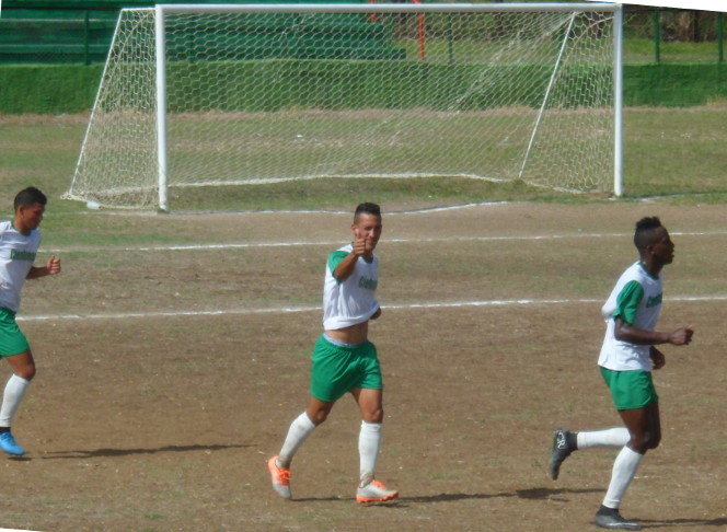 El "Coco" Cerdeira festeja su quinto gol del torneo. Faltaban escasos cinco minutos para el descanso intermedio. /Foto: Carlos E.