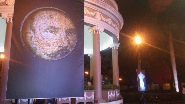 Obras de doce artistas cienfuegueros hicieron al Apóstol omnipresente en la noche del aniversario 122 de su caída en Dos Ríos. /Foto: Ismary Barcia