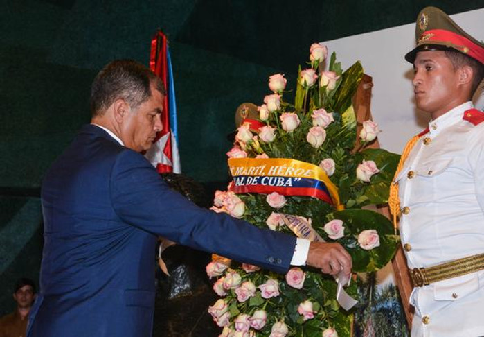 Rafael Correa Delgado, Presidente de la República del Ecuador, rindió tributo al Héroe Nacional José Martí depositando una ofrenda floral, en el Memorial que lleva su nombre en la Plaza de la Revolución, de La Habana. /Foto: Marcelino Vázquez Hernández (ACN)