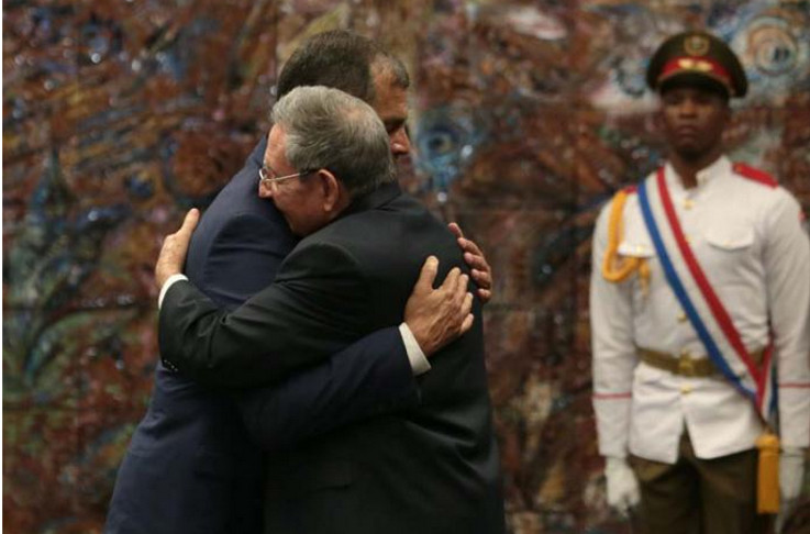 El General de Ejército Raúl Castro Ruz, Presidente de los Consejos de Estado y de Ministros de la República de Cuba, impuso la Orden José Martí, a Rafael Correa Delgado, Presidente de la República del Ecuador, en el Palacio de la Revolución, de La Habana. /Foto: Yaimí Ravelo (Granma)