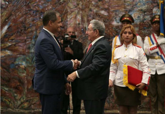 El General de Ejército Raúl Castro Ruz, Presidente de los Consejos de Estado y de Ministros de la República de Cuba, impuso la Orden José Martí, a Rafael Correa Delgado, Presidente de la República del Ecuador, en el Palacio de la Revolución, de La Habana. /Foto: Yaimí Ravelo (Granma)