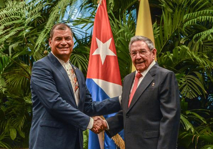 El General de Ejército Raúl Castro Ruz, Presidente de los Consejos de Estado y de Ministros de la República de Cuba, durante las conversaciones oficiales con Rafael Correa Delgado, Presidente de la República del Ecuador, en el Palacio de la Revolución, de La Habana. /Foto: Marcelino Vázquez Hernández (ACN)