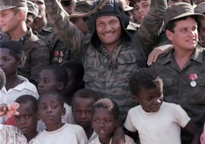 En África también combatimos junto a los patriotas de varias naciones. La colaboración en ese campo aceleró la caída del ominoso régimen del apartheid y trajo la liberación para los pueblos de Angola y Namibia. De allá solo trajimos de vuelta los huesos de nuestros combatientes caídos en la sagrada misión internacionalista.