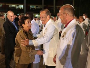 El autor y su hermano gemelo reciben el saludo de la general Delsa Esther “Teté” Puebla durante el acto de condecoración a los colaboradores que participaron en el combate contra el Ébola en África. /Foto: Granma