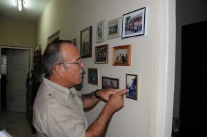 Además de souvenires que le recuerdan la estancia en cinco naciones africanas, el autor conserva el testimonio gráfico de esas misiones. /Foto: Juan Carlos Dorado