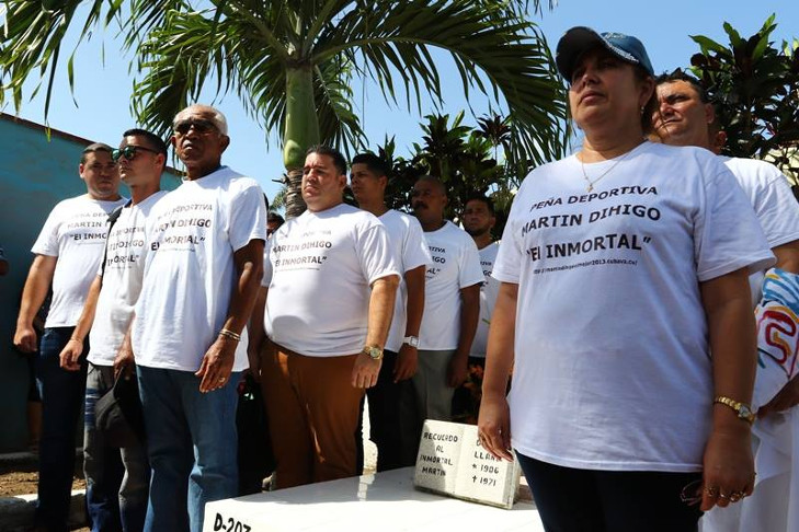 Integrantes de la Peña Beisbolera Martín Dihigo hacen guardia de honor en la modesta tumba de la necrópolis de Cruces que guarda los restos del más grande pelotero cubano de todas las épocas. /Foto: Aslam Castellón