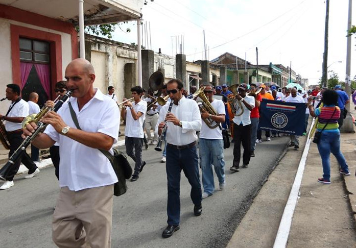 Peregrinación desde el Parque y el Museo de Cruces hasta el cementerio local, al acorde de la banda municipal de esa localidad cienfueguera. /Foto: Aslam Castellón