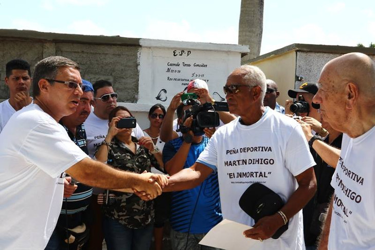 “No pudimos estrechar la mano de Martín Dihigo, mas estrechamos la de Andrés Ayón, que sí le estrechó la mano al Inmortal y nos ofrece la continuidad entre pasado y presente”, dijo en la necrópolis crucense el Dr. Félix Julio Alfonso López. /Foto: Aslam Castellón