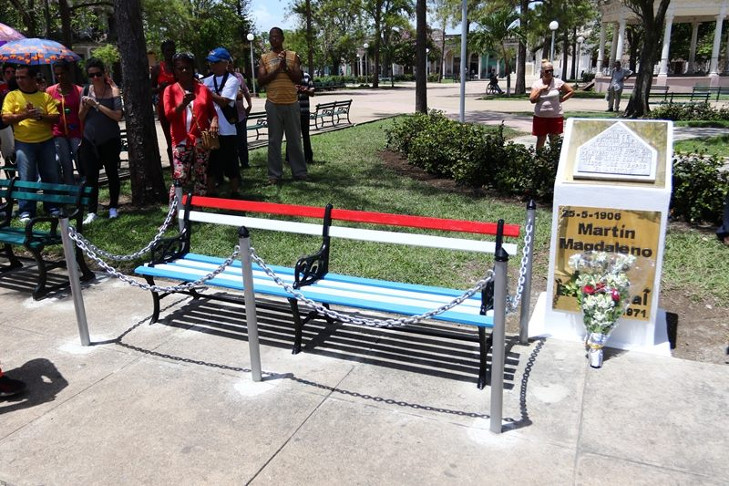 La tarja y el banco con los colores patrios, delimitado en señal de respeto hacia el sitio del parque de Cruces donde acostumbraba sentarse Martín Dihigo, El Inmortal. /Foto: Aslam Castellón