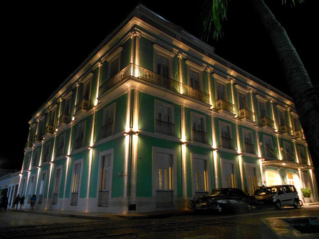 Hotel La Unión, uno de los más antiguos de Cuba, en pleno corazón del Centro Histórico de Cienfuegos, declarado Patrimonio Cultural de la Humanidad por la Unesco en 2005. /Foto: Ildefonso Igorra ©