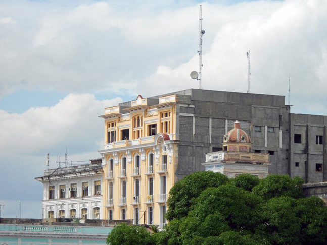 El Hotel San Carlos, otra de las instalaciones emblemáticas de la hotelería urbana de Cienfuegos, actualmente en fase de reconstrucción capital, será también gestionado por la cadena española Meliá. /Foto: Ildefonso Igorra ©