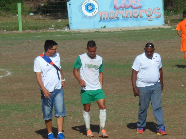 Cerdeira abandona el partido por tironazo en el aductor. No parece ser una lesión de trascendencia. /Foto: Carlos E.