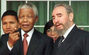 El líder cubano Fidel Castro sostuvo estrechos vínculos de amistad y fraternidad con mandatarios y personalidades del mundo africano, una de las más cálidas con el dirigente sudafricano Nelson Mandela.