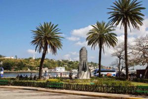 Obelisco a la entrada del puerto de La Habana, frente al Castillo de la Fuerza, dedicado a la memoria de los 77 marinos cubanos víctimas del hundimiento de sus embarcaciones por navíos nazis. /Foto: Archivo
