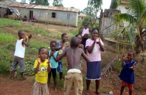 Niños de Port-Loko, localidad de Sierra Leona donde trabajó un grupo del Contingente Internacional Henry Reeve durante el combate contra el Ébola. /Foto del autor