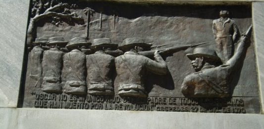 Detalle del Monumento a Céspedes en la Plaza de la Revolución de Bayamo, que refleja el momento del fusilamiento a Oscar.