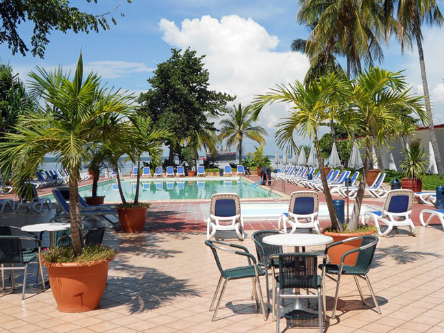 Piscina del Hotel Jagua, instalación emblemática del turismo en Cienfuegos que gestionará INNSIDE by Meliá, la marca de hoteles urbanos del grupo español. /Foto: Ildefonso Igorra ©