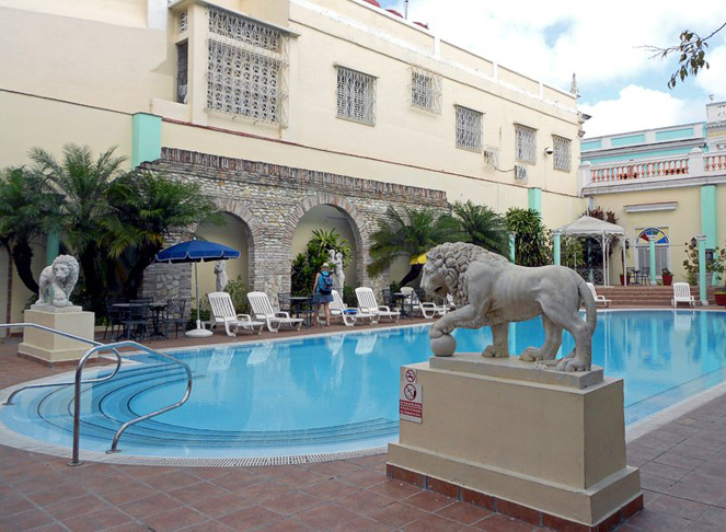 Piscina del Hotel La Unión, uno de los más antiguos de Cuba, en pleno corazón del Centro Histórico de Cienfuegos, declarado Patrimonio Cultural de la Humanidad por la Unesco en 2005. /Foto: Ildefonso Igorra ©