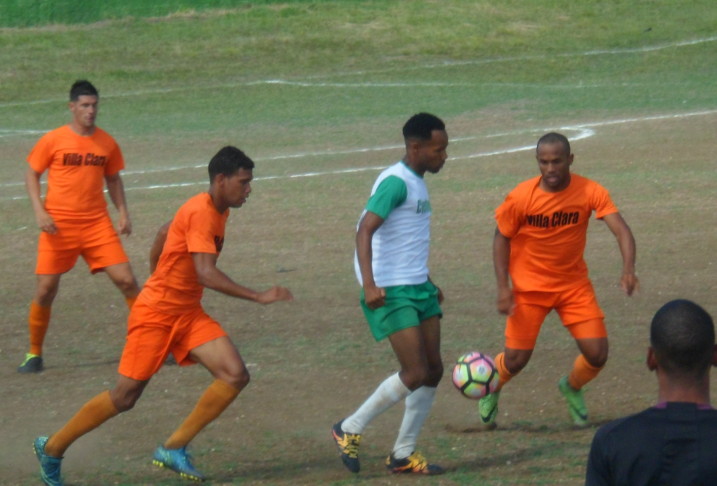 Otro excelente partido del internacional Yordan Santa Cruz, quien volvió a disertar en clara señal de estar listo para subir a la Selección. /Foto: Carlos E.