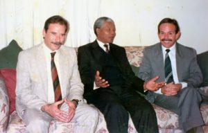 Al centro, el líder Nelson Mandela flanqueado por los doctores Carlos Mas Zabala (izq.) y el autor (der).