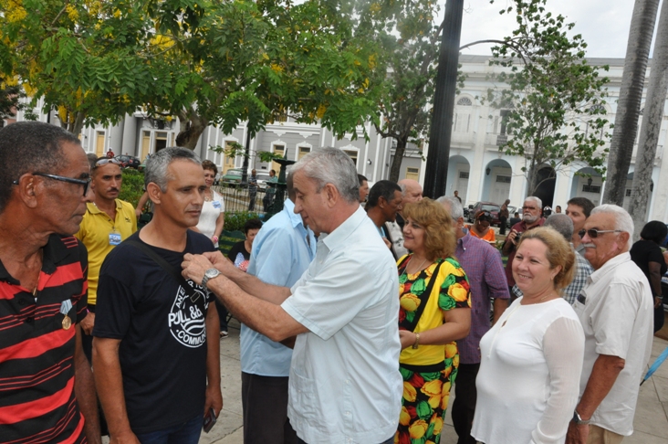 Varios trabajadores recibieron en Cienfuegos la Distinción Aracelio Iglesias por 20 y 25 años de permanencia en el sector marítimo portuario. Foto: Efraín Cedeño