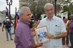 Nelson Torres Pérez, director general del Grupo Empresarial Marítimo Portuario, recibió un reconocimiento por la labor de ese colectivo en las acciones de recuperación tras el paso del huracán Mettew por el extremo oriental de Cuba. Foto: Efraín Cedeño