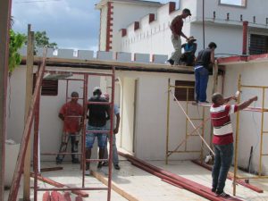 Los propios trabajadores del restaurante El Cochinito han asumido la reparación de ese establecimiento gastronómico. / Foto: Yuliet Sáez