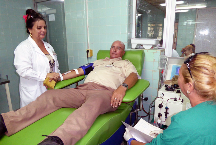 Roberto Pérez Venezuela es un donante habitual de plaquetas. A la derecha, Tania Bolaños, directora del Banco de Sangre Provincial; a la izquierda, la técnica Marely del Sol. /Foto: del autor