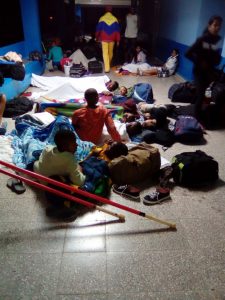 Atletas y entrenadores en los pasillos de la EIDE de Camagüey. /Foto: cortesía de los entrenadores