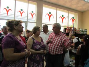 Mary Blanca Ortega Barredo, ministra de Comercio Interior, constató la recuperación de varias instalaciones de ese sector en Cienfuegos, acompañada por las principales autoridades de la provincia. / Foto: Yuliet Sáez