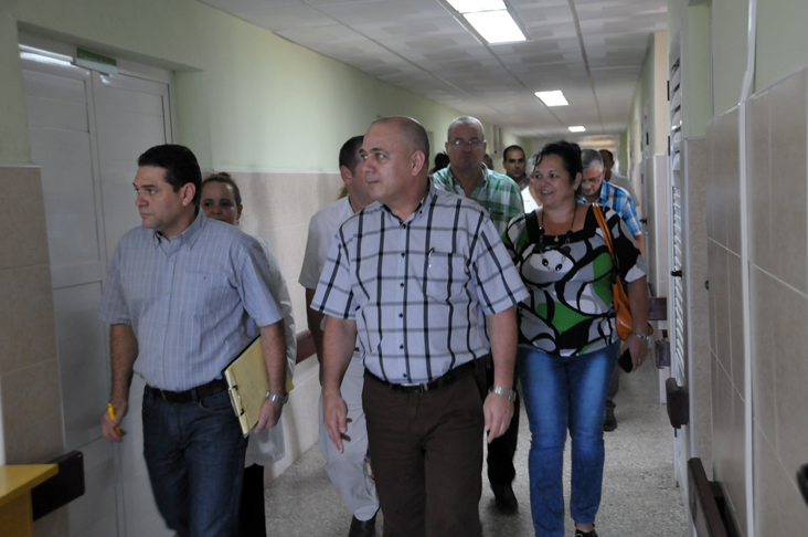 En el hospital provincial Gustavo Aldereguía Lima el titular del MINSAP recorrió varias de las salas recién remozadas. /Foto: Juan Carlos Dorado