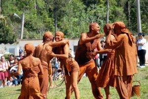 En las fértiles tierras del lomerío cienfueguero Teatro Los Elementos “cultiva” la espiritualidad del los pobladores. Foto: Tomada de Internet