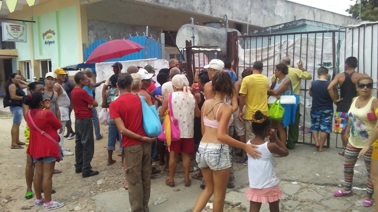 En los 15 puntos de venta de gas licuado se dvierten personas desde la madrugada Foto: Ismary Barcia Leyva