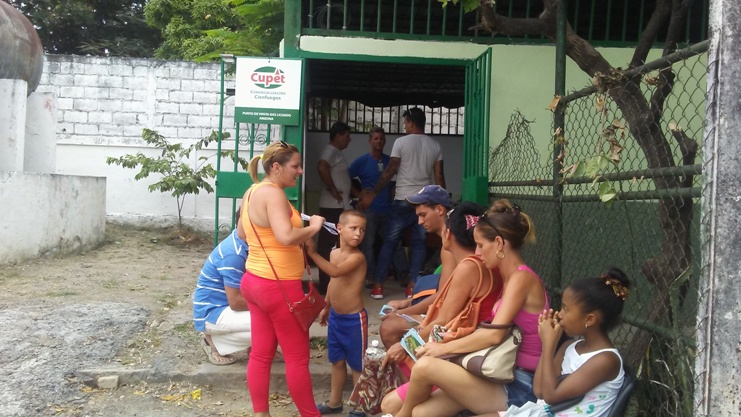 Para acceder al gas licuado deben hacerse varias colas. Foto: ismary Barcia Leyva