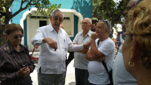 Camacho comparte anécdotas con uno de los autores del libro que narra la sublevación armada popular en Cienfuegos Fotos: Ismary Barcia Leyva