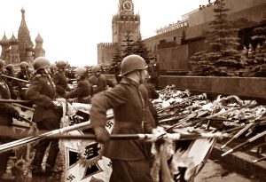 Cuatro años después el Ejército Rojo arrojaba a los pies de las murallas del Kremlin los estandartes de las fuerzas invasoras, derrotadas a un coste elevadísimo de vidas.