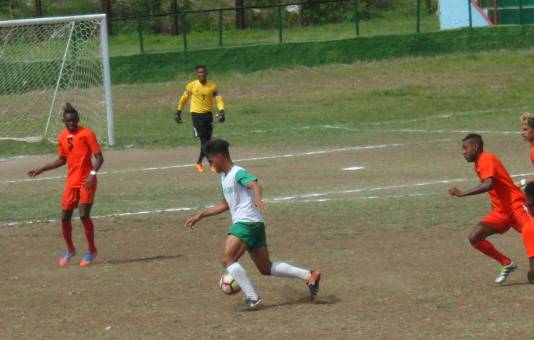 El juvenil Arnel Armenteros apareció en la punta, pero en verdad poco pudo aportar. /Foto: Carlos Ernesto