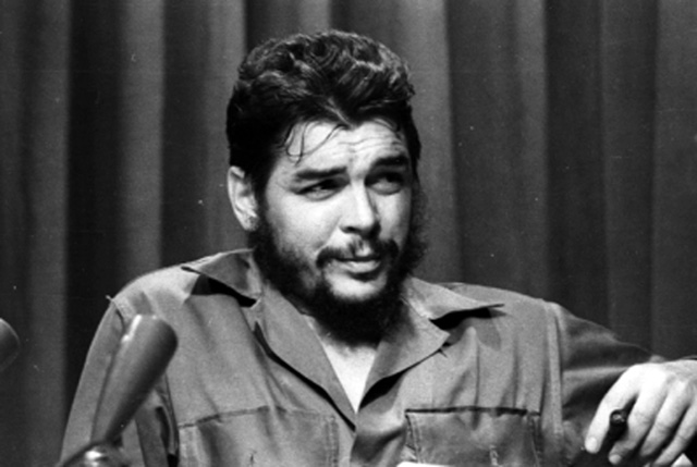 El Comandante Ernesto Che Guevara durante una conferencia de prensa en La Habana. /Foto: Archivo