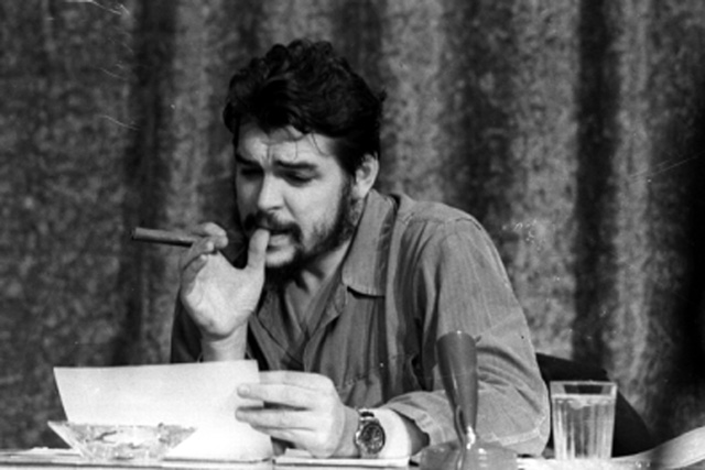 El Che, lector voraz en cualquier circunstancia. /Foto: Archivo