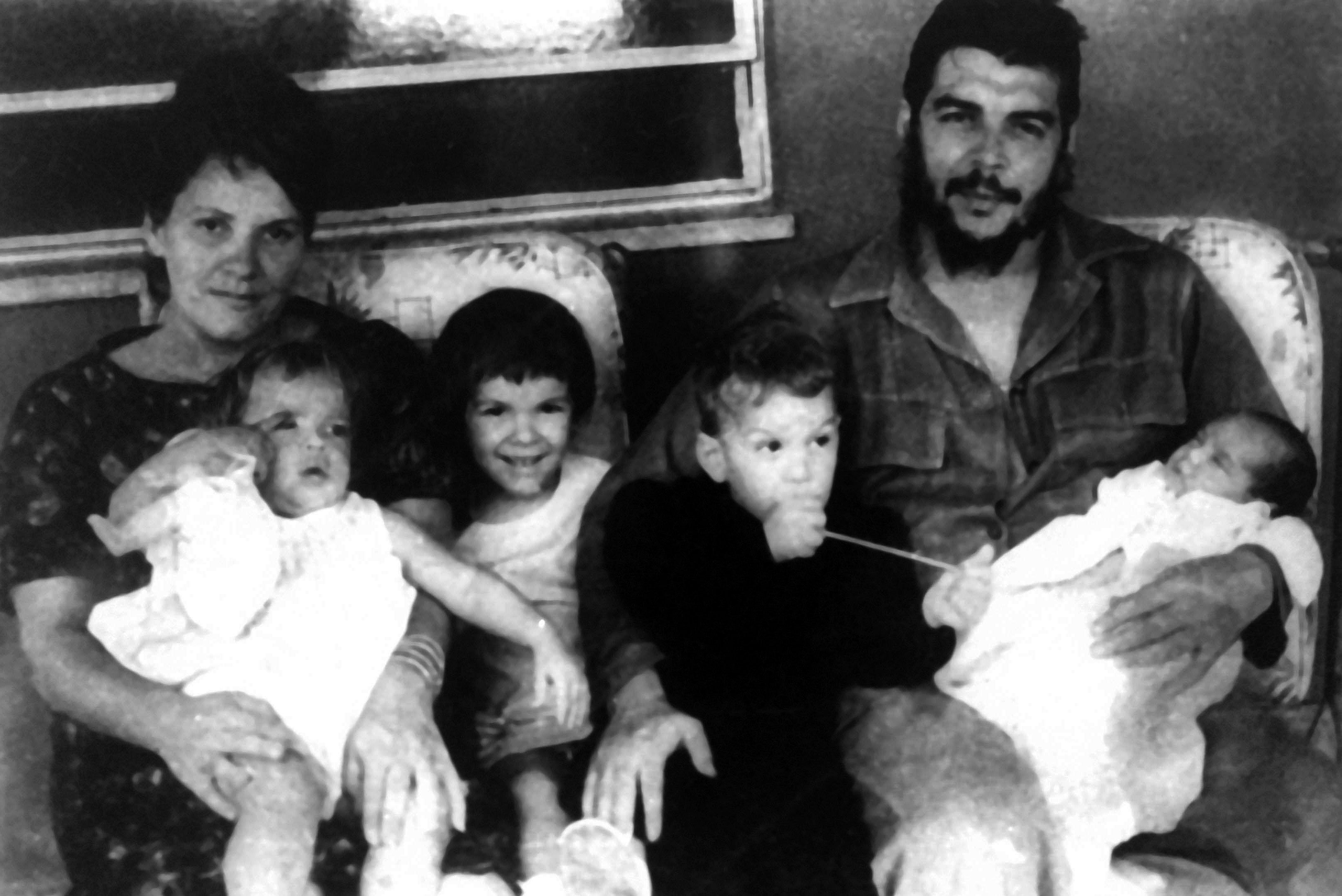 Ernesto Guevara junto a su esposa Aleida March y sus hijos Aleida, Hilda, Camilo y Ernesto. /Foto: Archivo