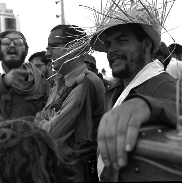 El Comandante Ernesto Che Guevara junto al Primer Ministro Fidel Castro y el Presidente de la Republica Osvaldo Dorticos, poco antes del comienzo de un desfile por el 1ro de Mayo en La Habana, en los primeros años de la Revolución. /Foto: Archivo