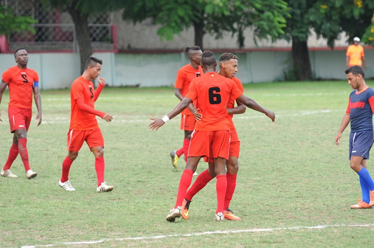 Si bien el título lo levantaron en casa, lo cierto es que el partido que le dio el Campeonato a Santiago fue la victoria frente a Camagüey en la propia casa de los Miuras. /Foto: Archivo