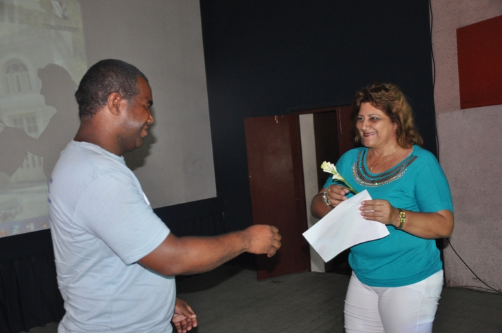 Yusniel Tartabull, delegado por Lajas al Festival de la Juventud y los Estudiantes, en Sochi, fue reconocido de manos de la primera secretaria del Partido en Cienfuegos. Foto: Efraín Cedeño