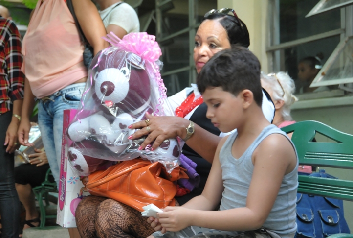 La donación de juguetes a niños con trastornos oncohematológicos en Cienfuegos, se convirtió en una gran fiesta. / Foto: Dorado