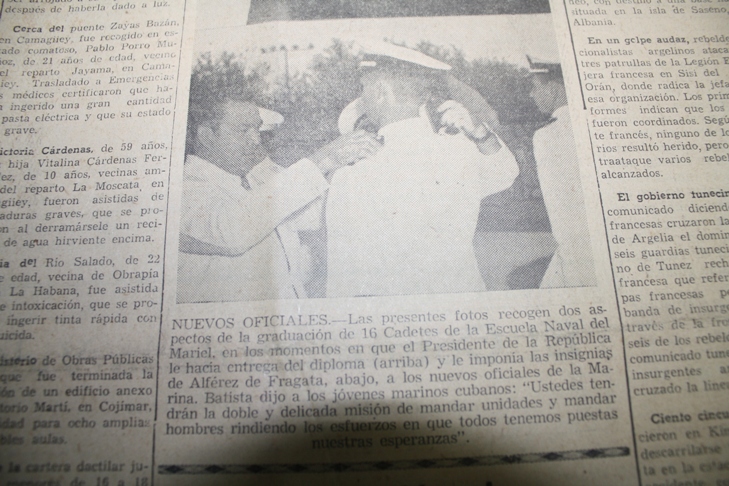 Batista impone las insignias a un cadete recién graduado de la marina, la institución militar que protagonizó, junto a militantes del 26 de Julio, el levantamiento de Cienfuegos.